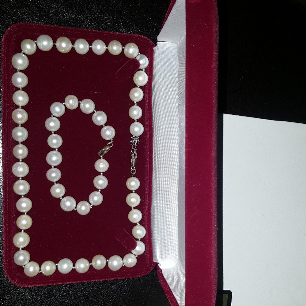Genuine pearl necklace and bracelet